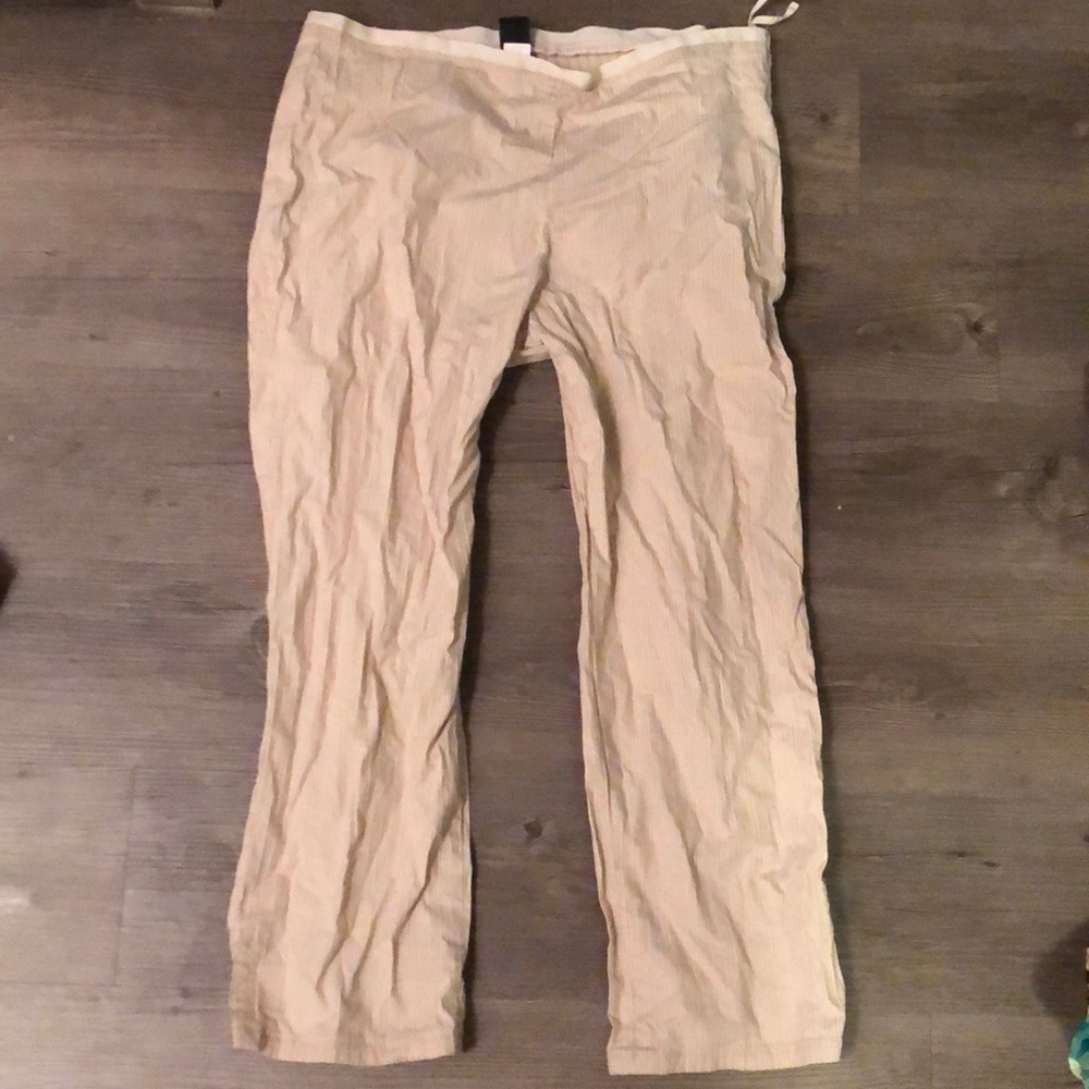 GAP khaki pinstripe capri Side zip.Great condition